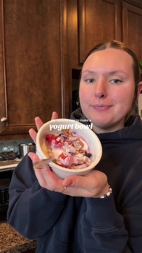 These things remind me of summer 🌞 #yogurtbowl #healthysnackideas #wieiad @Chobani @Purely Elizabeth