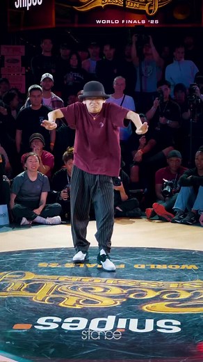 A milli! 💵 @yuta_r.d_pop @rab_ryu Yuta and Ryu went insane with this commando round in open styles at Freestyle Session 📍 @fssworldwide @thegr818ers 💿 @roxswift | Stance