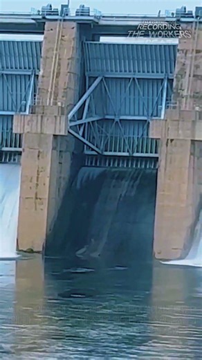 압도적인 스케일, 대형 댐 방류 제어 시스템 작동 현장 #worker #process #dam #spillway #machinery