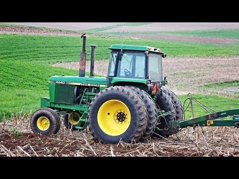 Chisel Plowing - John Deere 4440