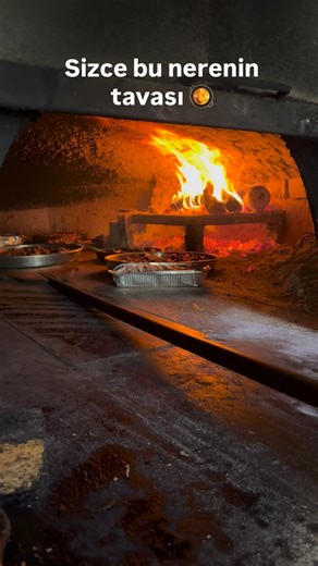 Baba oğul doğada - Abdurrahman VARLI on Instagram: "Sizce nerenin tavası daha güzel 😇 Mardin’in Derik ilçesinde Derik’e özgü meşhur Derik tava keyfi 😋 Keçi ya da kuzu etinden yapılan bu lezzet; isteğe göre domates, biber ve sarımsakla buluşuyor. Odun ateşinde fırında, sabırla bir saatten uzun süren pişimin sonunda ortaya çıkan et ise lokum gibi 🤌 Lezzetiyle, kokusuyla, her haliyle efsane! Yolu Derik’e düşen mutlaka denesin 🔥 #mardi̇n #derik #tava #odunateşi #yemek @tcderikbelediyesi @tcderik