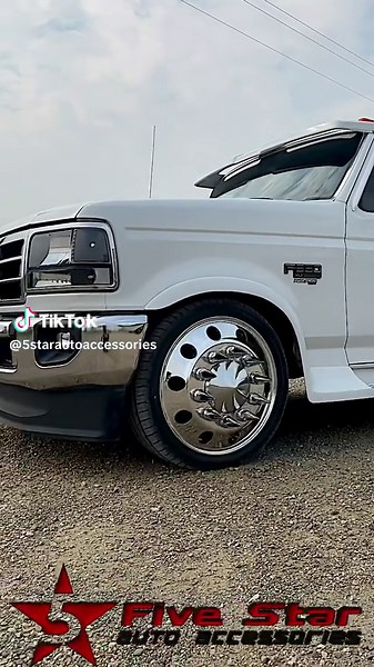 Our lowered OBS dually just before heading to @dieselrcorp turn em and burn em 🔥 #trucktok #obs #ford #duallytrucks #lowered #custom #auto #accessories #diesel #7three #fyp