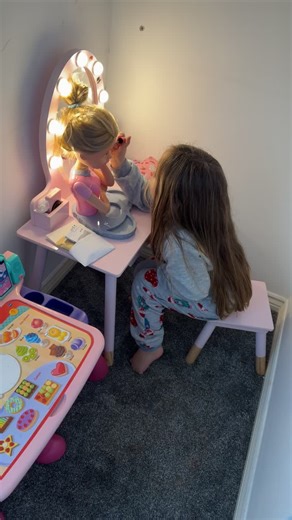 Fun Makeup Play with Dolls: A Kid's Delight