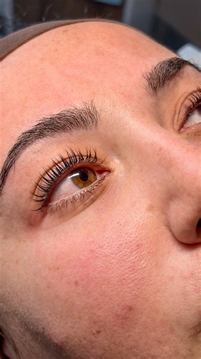 Bella Donna | Ongles - Cils - Tatouage | Aléria on Instagram: "✨ Pourquoi le lash lift coréen change vraiment l’expérience du rehaussement de cils Certaines clientes me confient qu’après un rehaussement de cils, les pointes viennent toucher la paupière… Ça pique un peu, ça chatouille, on cligne plus souvent. Et surtout, on se regarde dans le miroir avec cette petite déception : « Ce n’est pas vraiment ce que j’imaginais… » Ce n’est pas douloureux, mais c’est gênant. Et quand on vient se faire be