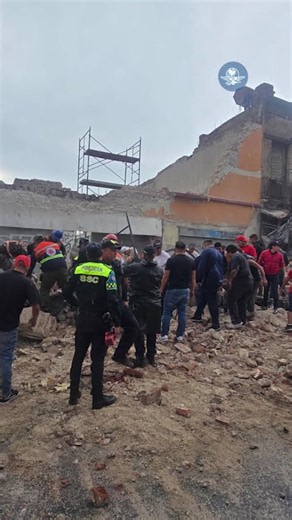 Se derrumba barda en el Centro Histórico; cae sobre transporte público y vehículos #shorts