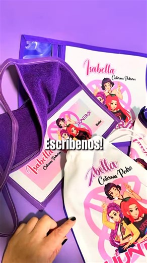 Color Violeta25 on Instagram: "SET ESCOLAR PÁRVULO 💜☺️ Set incluye: - Individual porta-cubierto - Servilleta de tela - Saquito de tela 25×30 cm - Toalla pre-escolar al cuello (recomendada hasta los 5 años aprox.) - Diseño temática personalizada - Consultar colores disponibles Puedes ver y revisar esto y mucho más en nuestra web www.colorvioleta.cl #escolar #vueltaaclases #preescolar #kpop #escolar2026"