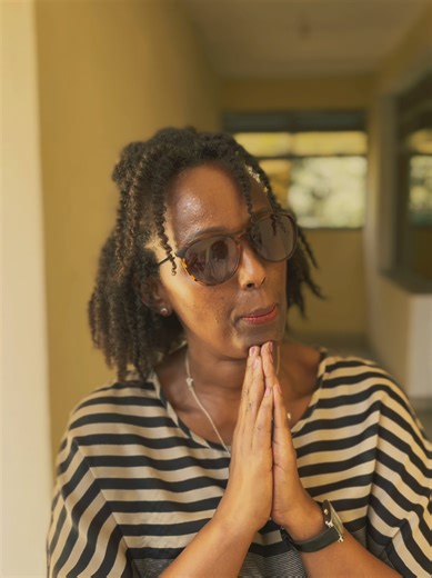 Petit conseil pour les jeunes hommes qui veulent des cheveux longs : évitez de vous coiffer tous les jours ! Optez plutôt pour des coiffures protectrices qui favorisent la pousse et limitent la casse.😉 ************************* Quick tips for men who want long hair: avoid styling it every day! Go for protective hairstyles that help reduce breakage. 😉