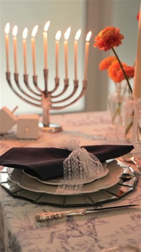 Tini on Instagram: "Una idea que puedes hacer en tu casa para celebrar Hannukah! Quería un estilo elegante, respetuoso, y que además se dientiera fresco Comenta “quiero” y te dejo todo lo que use para armarla 🤩 Vídeo @ztephgordon #hannukah #tablescape #hannukahtablescape #januca #menorah #jewishlife"