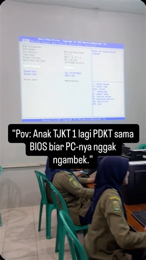 EKO S.KOM on Instagram: "Belajar TJKT itu nggak melulu soal kabel dan angka, tapi juga soal memahami bahasa dasar komputer! 💻✨ Hari ini kelas X TJKT 1 lagi seru-seruan di Lab buat kenalan langsung sama BIOS (Basic Input Output System). Suasananya hangat, penuh tawa, tapi tetap fokus pas lagi setting urutan booting. Ternyata masuk ke BIOS itu kayak nyari kunci rahasia, ya? Ada yang pakai F2, Del, atau F12—tergantung ‘mood’ komputernya! 😂 Kita belajar kalau di balik sistem operasi yang keren, ad