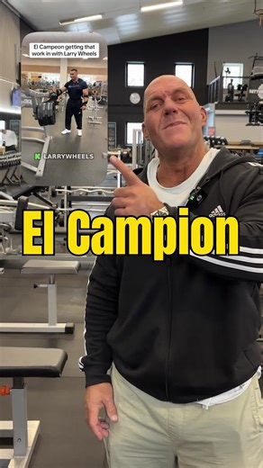 Jag reagerar på sånt här direkt, för det ser kanske kul ut men det gör mer skada än nytta. Alldeles för tung vikt, studsa upp repetitionerna och noll kontroll, det är inte styrka, det är bara ego. Resultatet blir varken starkare axlar eller bättre teknik. 😅 Så jag tog Sebbe och gick igenom hur axelpress i maskin faktiskt ska kännas. Ryggen bak mot stödet så den har kontakt hela tiden, kontrollerad rörelse, explosivt tryck upp och sen hålla emot ordentligt på vägen ner. Mindre vikt, mer kontroll