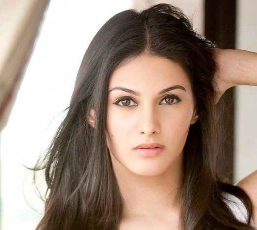 Amyra Dastur Age, Boyfriend, Family, Biography & More » StarsUnfolded