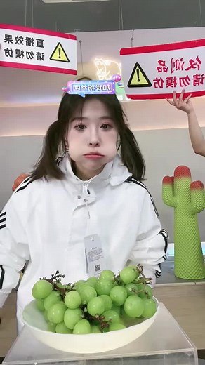 小杨哥和小黄比赛嘴巴装葡萄，让我们看看谁赢了#疯狂小杨哥 #红绿灯的黄