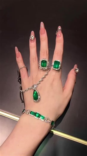 May birthstone, Emerald.#jewelry #necklace #finejewelry #ring #diamond #moissanite #giftforher #engagementring #emerald #fypシ #jewelryset #greengems #giftformom #gift