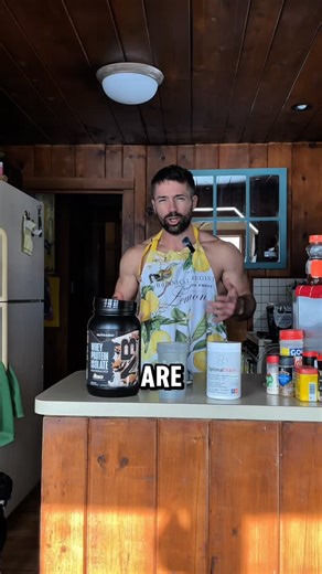 Rob & Tom Monahan | Online Fitness Coach on Instagram: "You think you’re hitting your protein goal But… how could you be so sure? If you’re relying on labels and eyeballed scoops, you’re guessing Here’s what most people miss 👇 • Label says 25g protein per scoop • Scoop should weigh 31.1g • Reality? That scoop weighed 28g That error doesn’t live in isolation. Miss 3 - 5g per “serving” × 3–4 protein sources = 20g+ short by the end of the day And that “small” miss is often the difference between: 