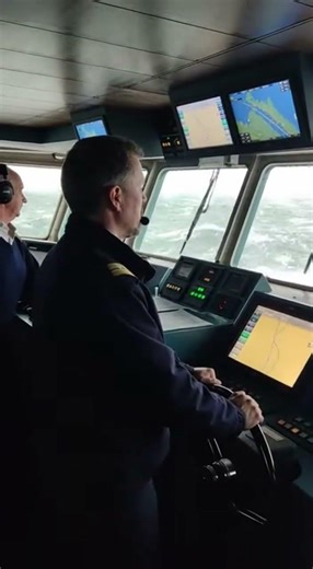 Inside the Bridge: Real LNG Tanker Operations & Dynamic Sea Scenarios