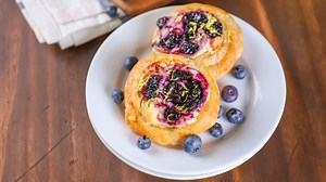 Sugar-Free & Gluten-Free Mini Cheesecakes with Berries