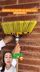 GANCHO DO GALÃO DE ÁGUA VIRA PRENDEDOR 😱🧹 Você sabia que aqueles ganchinhos do galão de água mineral de 5 litros podem virar prendedor de vassoura e rodo? É só reaproveitar e usar para pendurar — fica organizado e super prático! Simples, rápido e sem gastar nada ♻️ Gostou da dica? Compartilha! #DicaDeCasa #Reaproveitamento #Organização #TruqueSimples #DicasQueFuncionam | Danfer