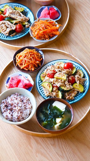 ゆり子 ｜管理栄養士の30分節約献立 on Instagram: "レシピはこちら⇩ ■豚こまとズッキーニの粒マスタード炒め-https://momrecipe.net/recipe/001516/ [2人分] 豚こま肉200g ズッキーニ1本 ミニトマト8個 油適量 Aマヨネーズ大さじ1 Aしょうゆ・みりん大さじ1 A粒マスタード大さじ1 [作り方] ①ズッキーニは1cm幅に半月切りにする。 ②フライパンに油を熱し、豚こま肉を加えて中火で炒める。8割がた火が通ったら、ズッキーニを加えてさっと炒める。 ③ミニトマトとAを加えて炒め合わせる。 ■レンジで簡単♪人参のおかか和え-https://momrecipe.net/recipe/001300/ [2人分] 人参2/3本(100g) A醤油小さじ1 A白すりごま小さじ2 A削り節1/2パック(1～1.5g) [作り方] ①人参は千切りにして、耐熱容器に入れてふわっとラップをし、レンジ600W1分30秒加熱する。粗熱をとり、ペーパーで水気をふき取る。 ②Aと1を和える。 ■わかめと豆腐の味噌汁-https://momrecipe.net