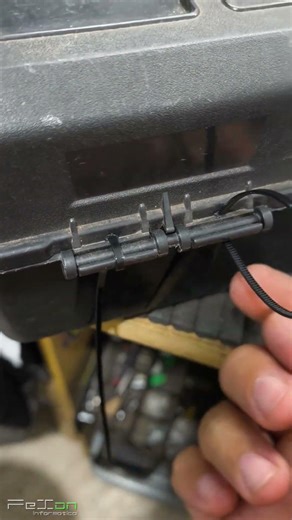 Truque simples que as vezes deixamos passar, maleta não segura tampa, agora resolvido!