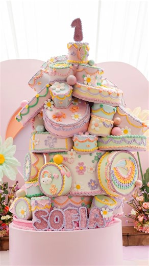 Dulcefina - Cake Studio on Instagram: "Magic✨ Una Distorted Cake muy especial! Este estilo rompe con la estructura clásica recta y simétrica, son tortas que tienen una apariencia intencionalmente inclinada, torcida o con niveles desalineados, dando un efecto artístico, moderno y a veces surrealista. ¡ Amamos prepárala !!! #dulcefina"