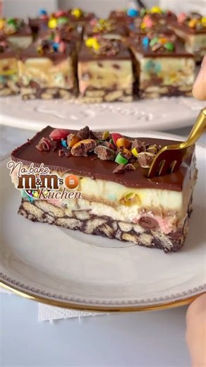 Sweets4U on Instagram: "No bake M&M’s Kuchen 😍 Kekskrümelboden • 100 g Butter • 100 g Zartbitterschokolade • 8 g Vanillezucker • 45 g Kristallzucker • 15 g Kakaopulver • 50 ml ungeschlagene Sahne • 175 g Kekse Creme • 250 g Mascarpone • 16 g Sahnesteif • 8 g Vanillezucker • 35 g Kristallzucker • 400 ml ungeschlagene Sahne • 175 g M&M’s Ganache • 100 ml ungeschlagene Sahne • 100 g Zartbitterschokolade Dekoration • M&M’s Die Zubereitung dem Video entnehmen! N‘Juten🤤 #foodie#food#foodlover#foodbl
