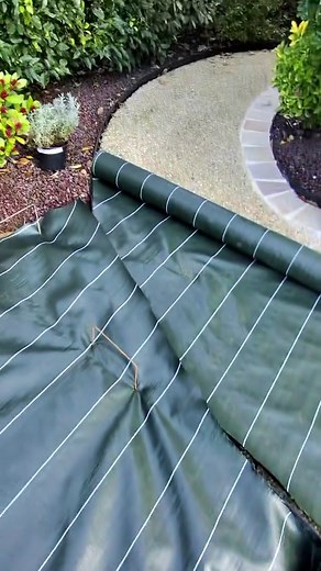 Mise en place de la toile géotextile pour jardinage