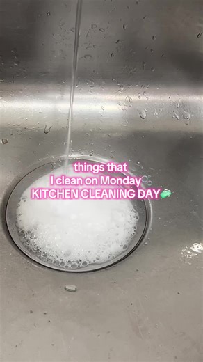 Things that I clean on Monday🫧kitchen cleaning day🧼 #Cleantok#cleaningroutine#russiancleaning#cleaningtips