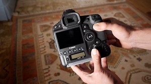 Canon 1Dx fails to switch on - intermittent fault