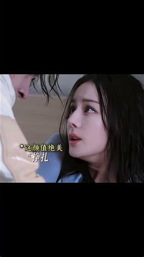 My goodness, the scene where Chen Xingxu climbs into Dilraba's bed is incredibly sexually intense...