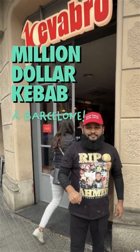 Les espagnols nous surpassent 😱 On a testé @kevabro le seul Kebab étoilé Michelin (c'est faux). Mais par contre c'est un peu les Tasty Crousty espagnols, qui ont rendu hype leur marque de kebab (et en plus c'est super bon). Si vous êtes de passage à Barcelone, il faut aller tester !! Les adresses : C/ Creu Coberta 105 (BCN)📍 Plaza Letamendi 30 (BCN)📍 💰 Budget : OG Ahmed en galette : 7€ Berlin 1972 en pain : 8€ 🍗 Halal