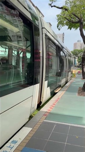 高雄輕軌列車進站樹德家商站Kaohsiung LRT Arriving at Shu-Te Home Economics Station