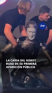 🤖 Aldol, el robot humanoide ruso que funciona con inteligencia artificial, sufrió una caída dura su primera presentación pública en Moscú. 💻 www.radionacional.com.ar 📻 AM 870 #LaRadioQueUneNuestrasVoces | Radio Nacional AM 870