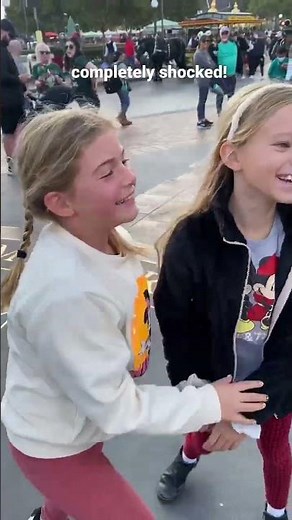 TWIN SISTERS SURPRISED AT DISNEYLAND! 😮