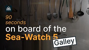 Das ist Stefan. Er ist Koch auf der Sea-Watch 5. Zusammen mit seinem Kollegen Thomas kocht er jeden Tag für knapp 50 Menschen. In der Küche haben wir kurz geschnackt und er hat von seinem Lieblingsessen, dem größten Topf in der Küche und viel Öl erzählt. Erlebt 90 Sekunden Alltag auf der Sea-Watch 5 in Flensburg: --- This is Stefan. He is a cook on the Sea-Watch 5. Together with his colleague Thomas, he cooks for about 50 people every day. In the kitchen, we had a short chat and he told us about
