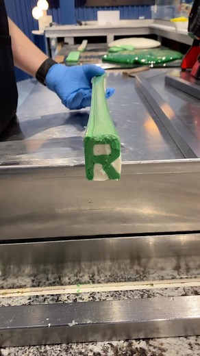 Handmade corporate candies for LRI .Thank you for the trust and for spreading sweetness ! @bloom_promotion_inc .If you want to customize yours, please send us an 📧 to info@candylabs.ca.🥰 Bonbons faits à la main avec logo de LRI ~ Si vous voulez personnaliser les vôtres, envoyez-nous un 📧 à info@candylabs.ca. 🥰 #faitamontreal #faitalamain #sugarpulling #candymaking #candylabsmtl #vegan #vegetalien #sansgluten #glutenfree #candy #bonbon #candyshop #bonbonniere #handmadecandy #faitauquebec #ma