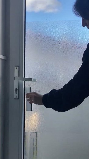 Un effet givré pour cette porte vitrée ✨❄️ #DIYdeco