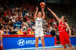 Slovenská basketbalová asociácia 🇸🇰 celebrate their first victory by an appreciative and huge following in the stands who loved seeing Zuzana Žirková roll back the years with 22 points. #EuroBasketWomen2017 📊 http://go.fiba.com/EBW17SVKvBLRStats | FIBA