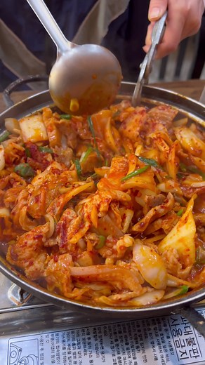 🇰🇷🇯🇵日本人は保存必須✅ 韓国人しかいない家庭食の老舗。ここで食べられる鍋ご飯が🍚めちゃくちゃうまくて一生忘れられない。ぜユックという豚肉の炒めは少し辛いけどご飯が進む！旨みが抜群！ 📍ソウル #韓国旅行 #韓国グルメ#ソウルグルメ#ソウル老舗