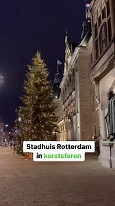 Wat een prachtig gezicht! Het stadhuis van Rotterdam is in kerstsfeer gehuld en ziet er betoverend uit. De fonkelende lichtjes geven de stad een magische uitstraling. 🎄🎅 Zelf ook een kijkje komen nemen? 🤩 Dat kan! 🕘 De binnentuin is open van maandag tot en met vrijdag van 9:00 uur tot 17:00 uur. 🚮 Houd de binnentuin netjes en schoon zodat iedereen ervan kan blijven genieten. Laat geen voedsel slingeren en gooi afval weg in de afvalbakken. Tag de persoon met wie jij hier naartoe gaat. 👀 | G