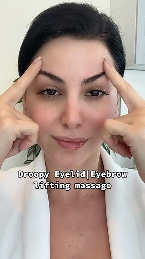 What can I do about my droopy eyelids? If you’ve found yourself asking that question, you’re in the right place. Seeing drooping eyelids in the mirror is a frustration that thousands of people share, but there are ways to reverse the effects of drooping eyelids and enjoy a younger, fresher appearance. You can perform this Face Yoga exercise between 3 to 5 times per week. . . تمتع بمظهر أصغر وأكثر نضارة! يمكنك أداء هذا التمرين من 3 إلى 5 مرات في الأسبوع. . . #selfcaretips #beautyhacks #loveyourse