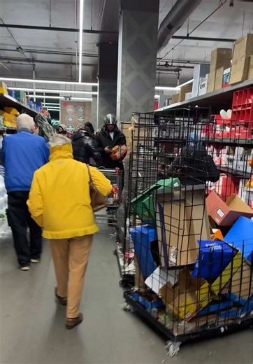 @ALDI USA I’ll be back for them macaroon icecream sandwiches 🍨 #aldi #macarons #marshalls #pretzel