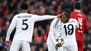 💬⚪️ #RealMadrid head coach Carlo Ancelotti leapt to the defence of his star striker Kylian #Mbappe after he saw the Frenchman miss a penalty in the 2-0 #ChampionsLeague defeat to Liverpool: "When you're a striker you want to score to get that bit of confidence. You get a bit disappointed in yourself when you don't do that." "It's a difficult moment for Mbappe, we've got to support him, we've got to give him our support and our love. He'll soon be fine." #UCL | CGTN Sports Scene