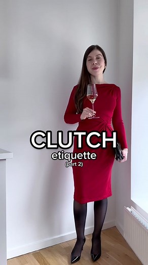 Clutches are a beautiful accessory but can become impractical if we hold both the bag and a glass while standing at a venue. An easy trick if we need to fast empty a hand (e.g. for a handshake) is to place the glass onto the clutch and secure it with a thumb. This maneuver looks much more elegant than juggling with the clutch and trying to find a spot for it under the armpit or between the legs ✨😉 #etiquette #etiqueta #etiquettetips #socialetiquette #clutch #manners #elegance #elegantlady