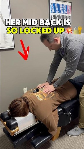 HUGE Mid Back Crack💥🤯 #chiropractor #adjustment #satisfying