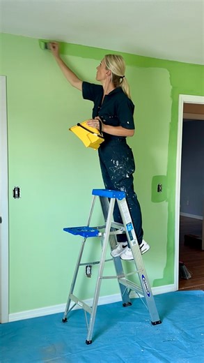 Ashley French | DIY & Home Reno on Instagram: "Paint a Bedroom in 5 Easy Steps with @purdypainttools AD Step 1: Gather all your supplies Step 2: Wipe your walls clean Step 3: Cut in around the edges using a Purdy ClearCut Elite paint brush Step 4: Roll walls with a Purdy Pole+ and Altitude roller Step 5: Clean out your brush with the Purdy brush cleaner Use these easy steps to paint just like a pro! #PurdyPartner #PurdyPaintBrushes #PurdyPaintTools"