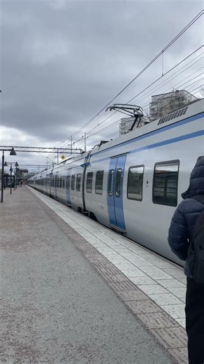 SL X60 Pendeltåg kör in på en station #train #tåg #SL #x60