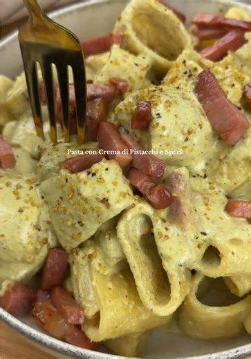 Pasta con Crema di Pistacchi e Speck: Ricetta Facile