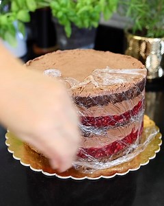 Bardzo dobry i prosty przepis na tort czekoladowy z malinami 👉🏻 https://bit.ly/tort-czekoladowy-z-mailinami – część 1 | Orchideli