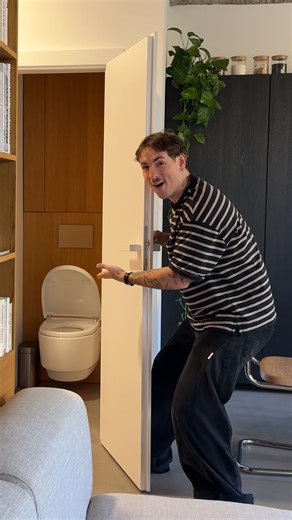 Peter Altof - Expl0ited on Instagram: "Kto ma pozná vie, že odkedy som bol v Japonsku tak snívam o sprchovacom wc 🚽… A DNES SA MI SEN SPLNÍ 🥹💦 #geberitslovensko #aquaclean #meracomfort *spolupráca"