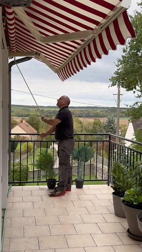 Un peu d’ombre, beaucoup de confort 😎 Dans cette vidéo, Fabien vous présente l’installation d’un store banne manuel, pratique et élégant. Ouvert ou fermé, il s’adapte à vos envies et vous permet de profiter pleinement de votre extérieur, tout en protégeant votre terrasse du soleil. 🔹 Fabrication sur mesure 🔹 Manœuvre simple et fluide 🔹 Pose réalisée avec soin par notre équipe Chez Esprit Menuiserie, on allie fonctionnalité, esthétique et durabilité pour chaque projet. _______________________